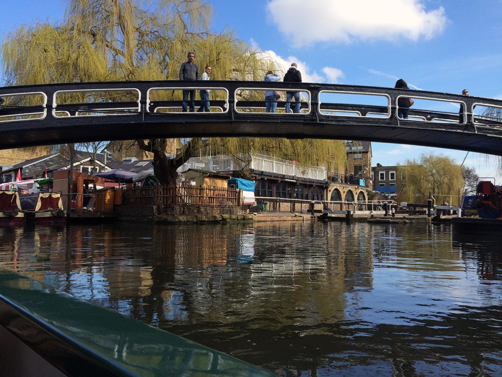 Im Kanalboot durch Little Venice schippern - auch das ist London!