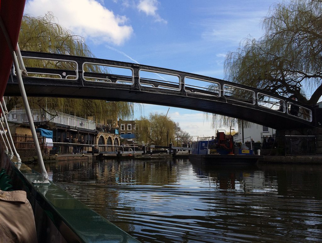 Im Hintergrund sieht man schon die ersten Gebäude von Camden Town.