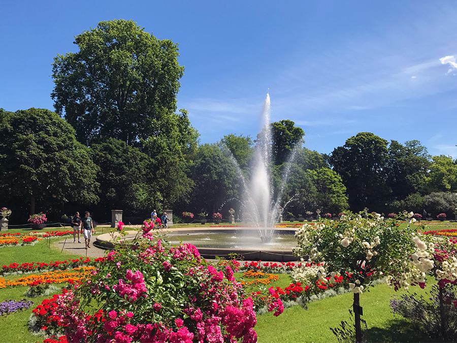 In der Mitte des Blumenteppichs befindet sich eine große Fontäne in einem runden Wasserbecken - die Gischt ist eine perfekte Abkühlung an heißen Sommertagen!