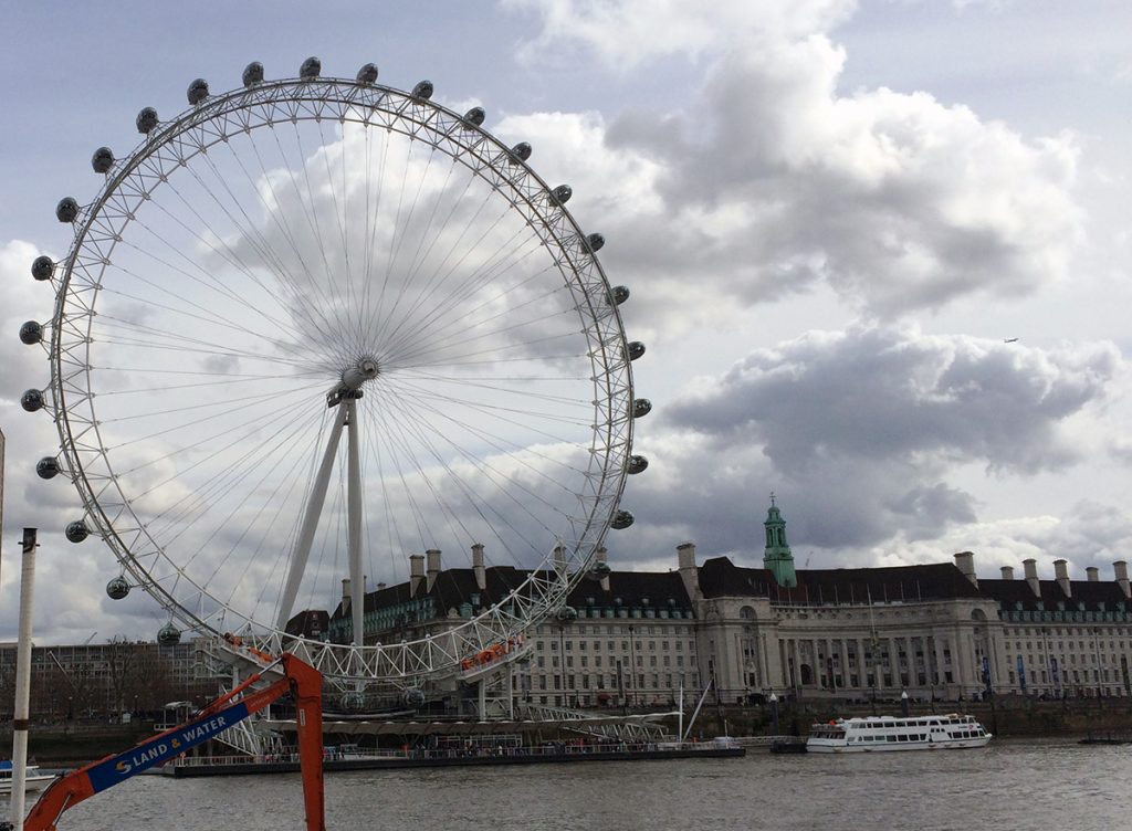 Das London Eye an der Themse, nahe der Westminster Bridge.