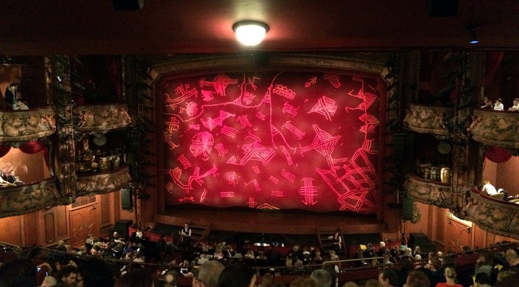 Blick auf die Bühne im Lyceum Theater. Gleich geht der Vorhang auf: Der König der Löwen!