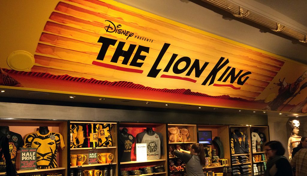 Herumstöbern im Merchandising in der Lounge des weltbekannten Musicals "The Lion King" - gleich geht's los!