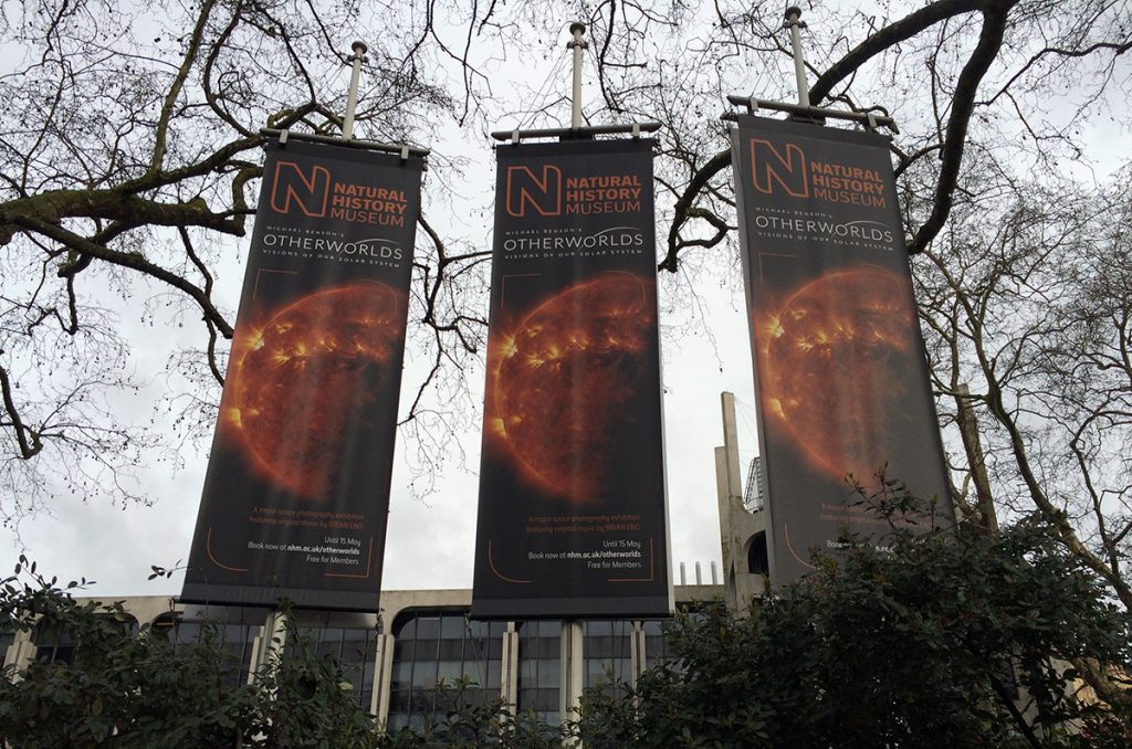 Große Banner künden vor dem Natural History Museum von einer Ausstellung.