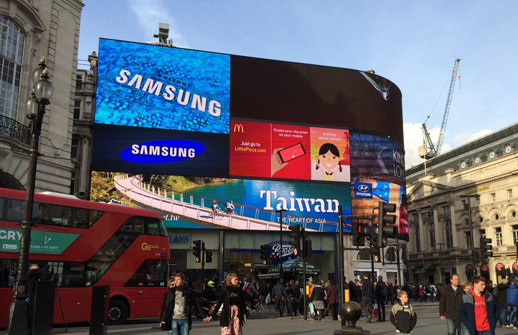 Eine Aufnahme aus 2016, noch mit einzelnen LED-Displays. Heute besteht die ganze Fläche aus einer einzigen, riesigen Videowand.