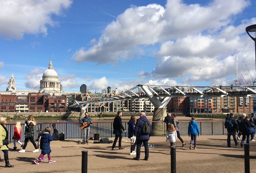 Blick auf Millennium Bridge und, am anderen Ufer der Themse, die St. Paul's Cathedral.