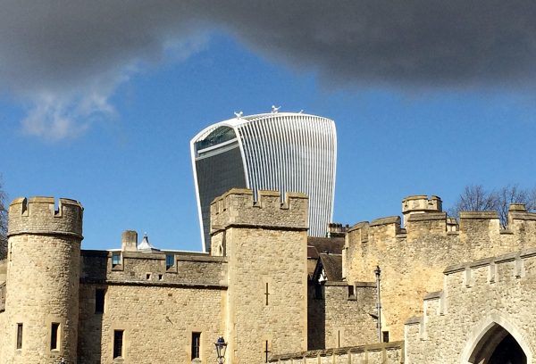 Der mächtige und jahrhundertealte Tower von London - und im Hintergrund der topmoderne SkyGarden aus Glas und Stahl.