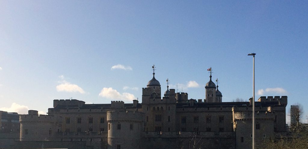 Der Tower of London am Ufer der Themse.