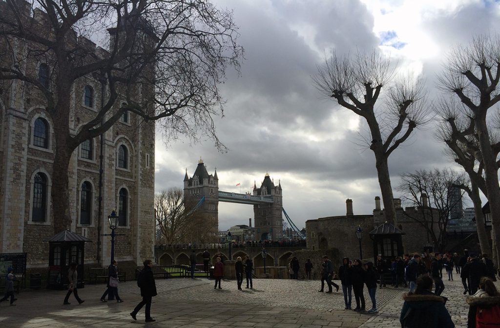 Von hier, dem Innenhof des Tower of London, kann man schon die Tower Bridge sehen.