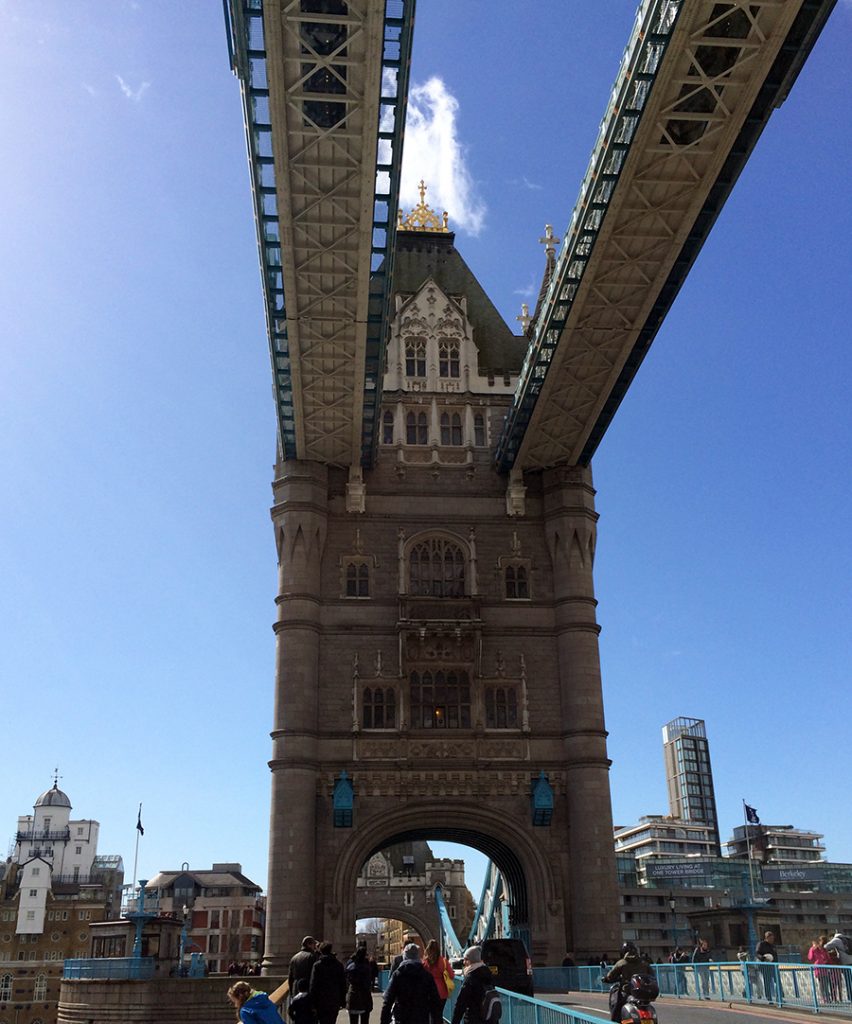 Ein Blick von der unteren Ebene der Tower Bridge hoch zu den beiden oberen Fussgängerüberwegen in 43 Metern Höhe.