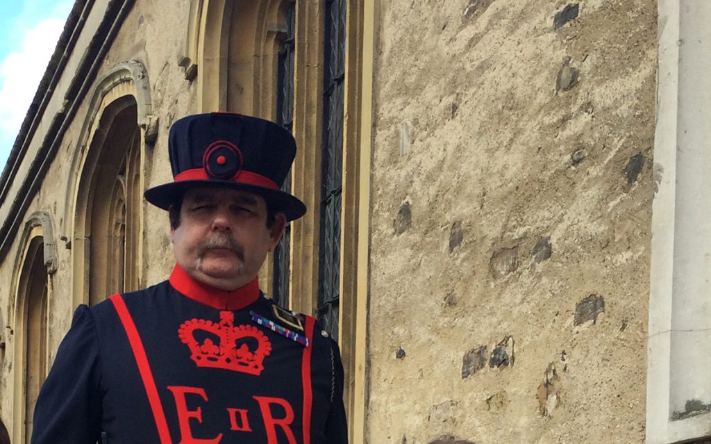 Einer der berühmten Yeoman Warder des Tower of London, der netterweise bereitwillig für ein Foto posierte.