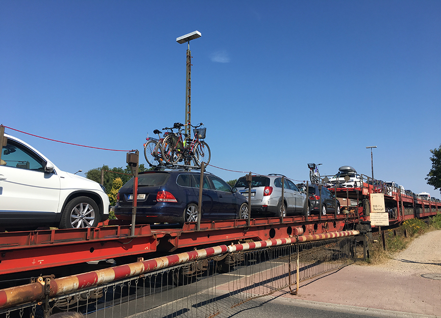 Der Autoreisezug: Typisch für Sylt. Irgendwo rattert immer gerade einer lang.