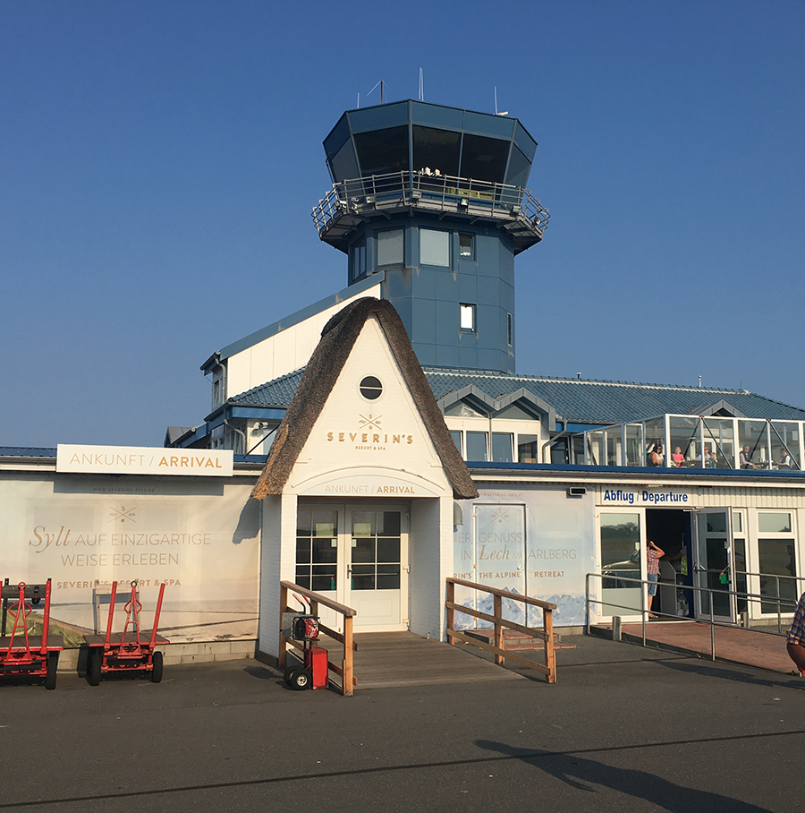 Auch Sylts kleiner Flughafen hat natürlich - zumindest teilweise - ein Reetdach. Abflug links, Ankunft rechts: Das ist es auch schon.