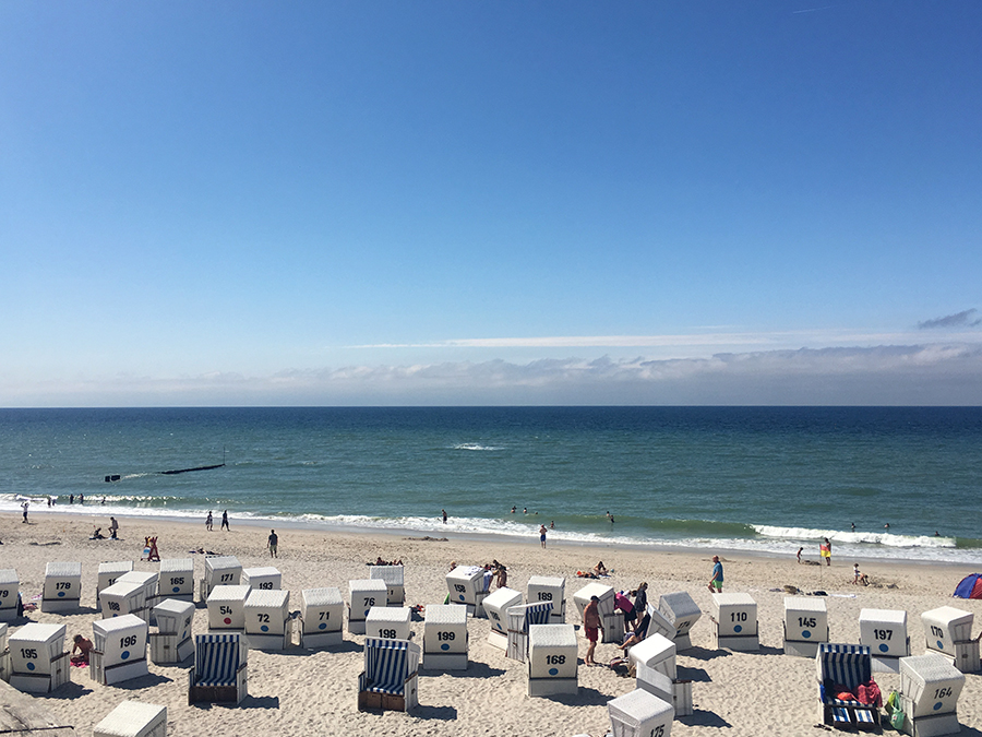 Noch mehr Strandkörbe auf der linken Seite des Strands, die einen bei Bedarf sicher vor Sonne und Wind schützen.