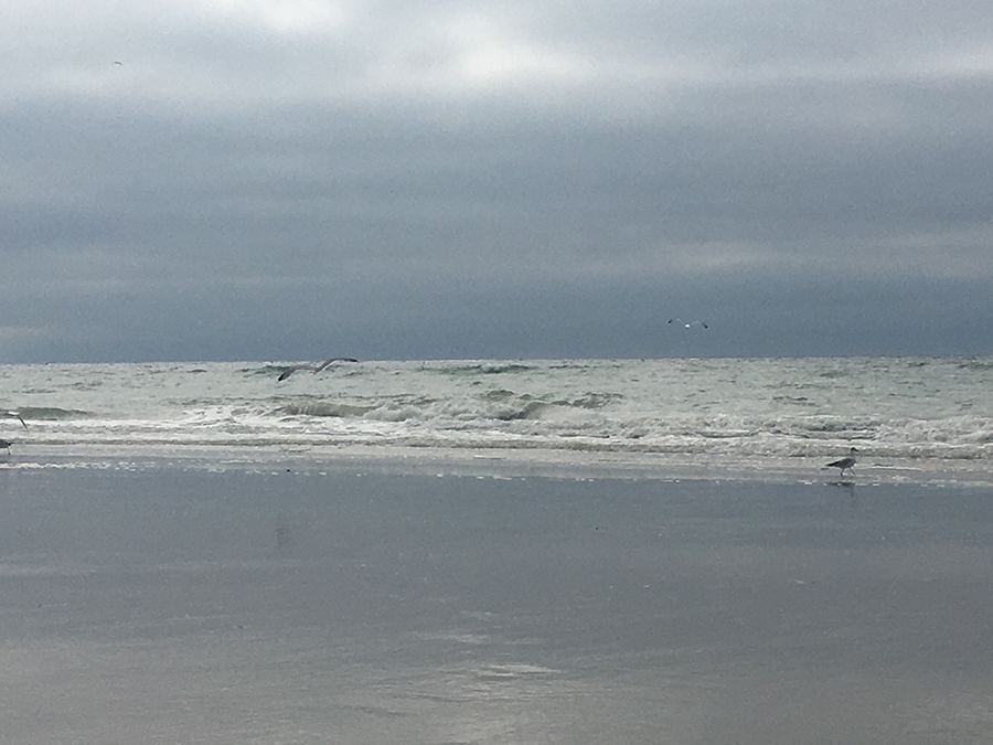 Der Himmel spiegelt sich im nassen Sand - wo ist oben und wo unten?