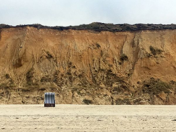 Glücksmoment: Ein einsamer Strandkorb vor dem Roten Kliff in Kampen.