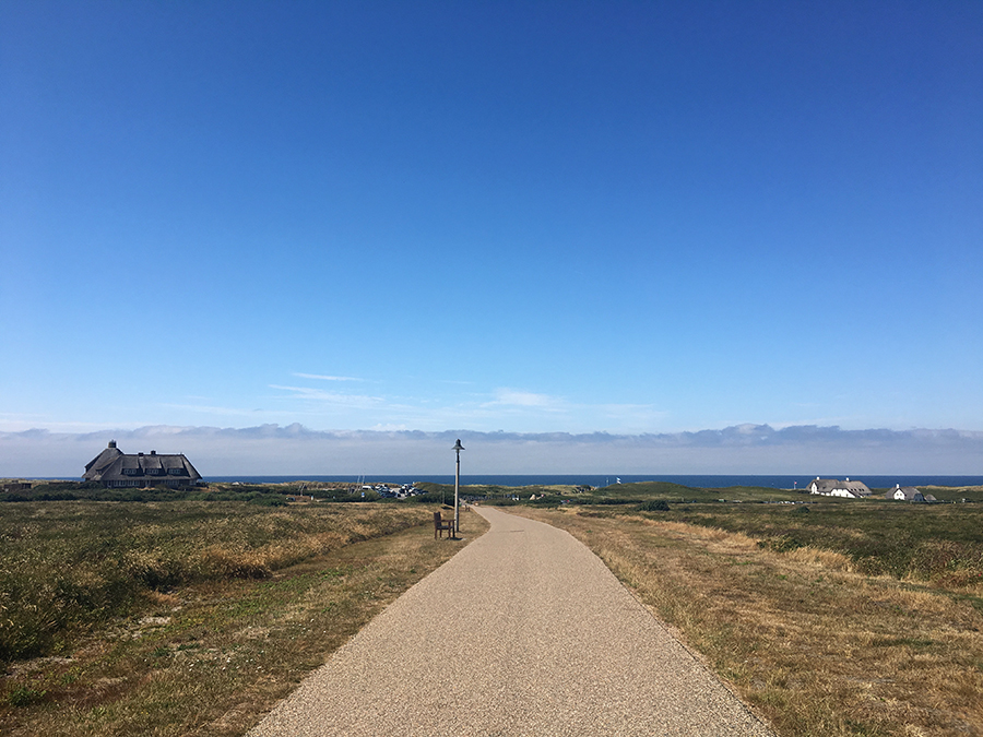 Der Weg zum Strand in Kampen: Links die "Sturmhaube", rechts das Haus "Kliffende".