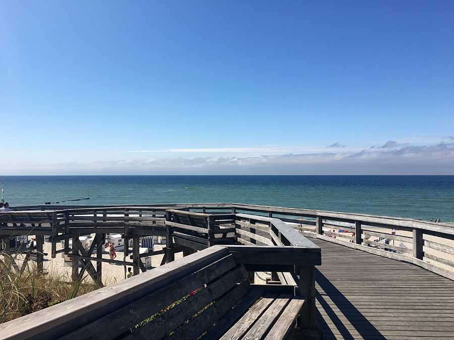 Der Übergang zum Strand auf den allseits bekannten Holzplanken, hier einmal als riesiges Gerüst, um den Höhenunterschied zu bewältigen.