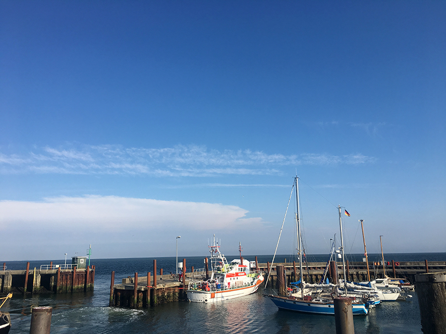 Der Hafen von List in der Abendsonne.