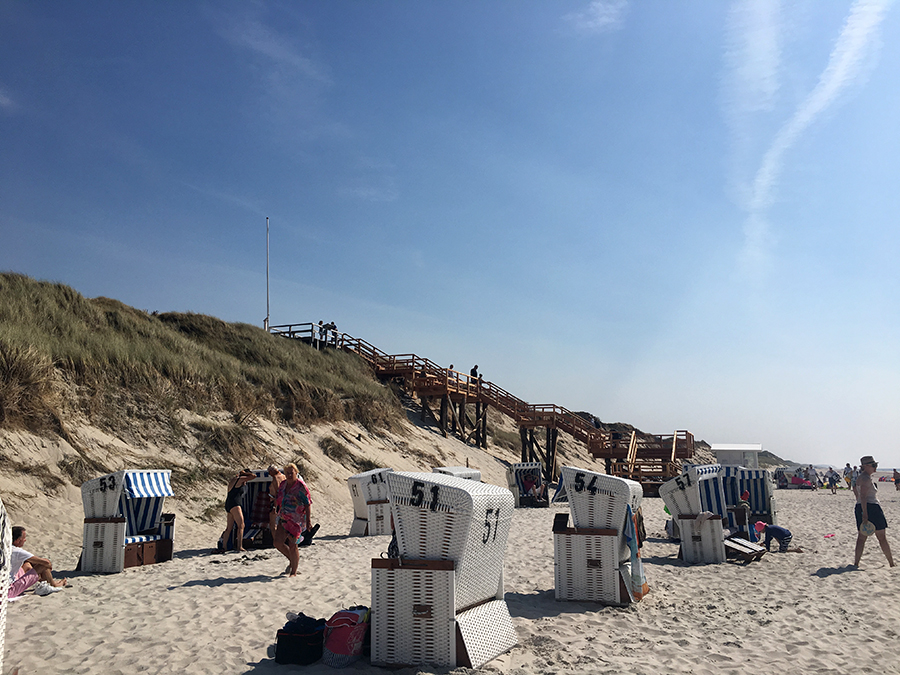 Auch in List führt ein Holzplankenweg sicher über die Dünen zum Strand.