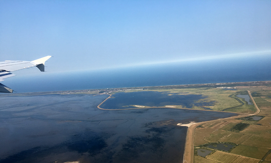 Für immer einen Platz in unseren Erinnerungen: Der Deich von Rantum. Aus dem Flugzeug gesehen geht's eigentlich...