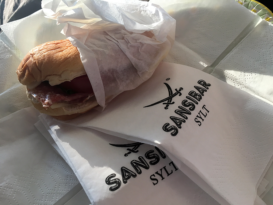 Auf dem Sylter Flughafen findet man keine Bäckerei, dafür ist er zu klein, wie wir morgens früh hungrig feststellen. Aber stilgerecht gibt es selbst hier einen winzigen Ableger der Sansibar!