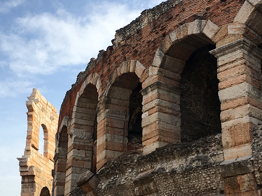 Detailansicht der Arena von Verona mit einem Stück des leider nur wenig erhaltenen, äußeren Marmor-Rings im Hintergrund.