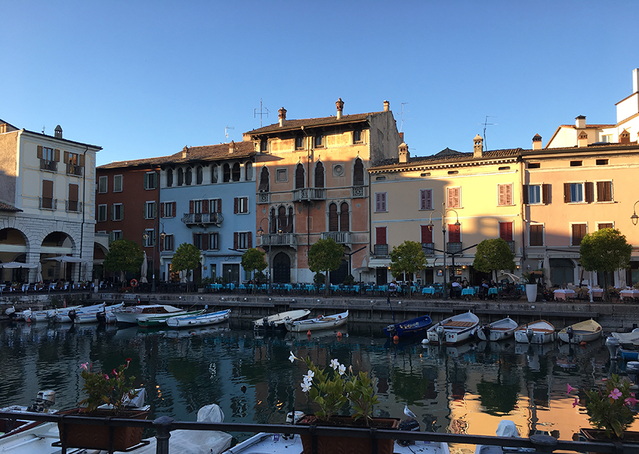 Am Hafen von Desenzano del Garda am Gardasee.