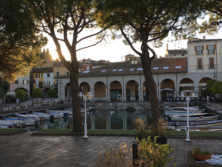 ... im Hafen von Desenzano del Garda.