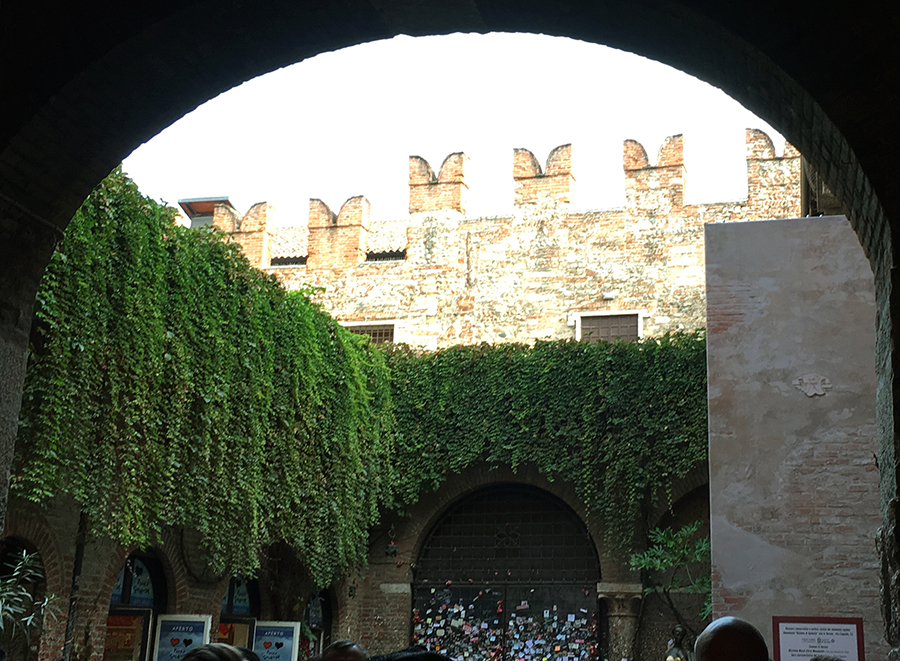 Blick aus dem Durchgang in den Innenhof des 'Casa Giulietta'.