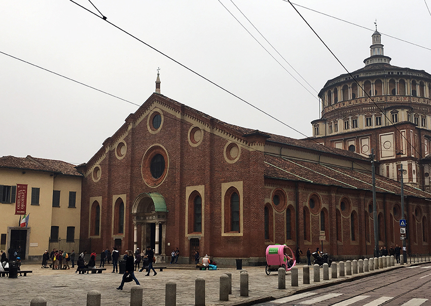 Der Platz vor der Rückseite der Kirche.