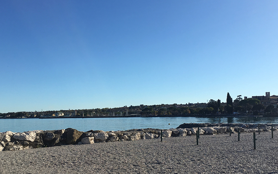 Blick nach rechts, zur Landzunge, auf der das Örtchen Sirmione liegt.