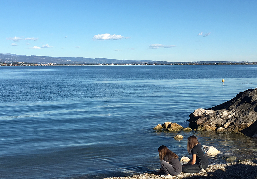 Am Kieselstrand des Lago di Garda.