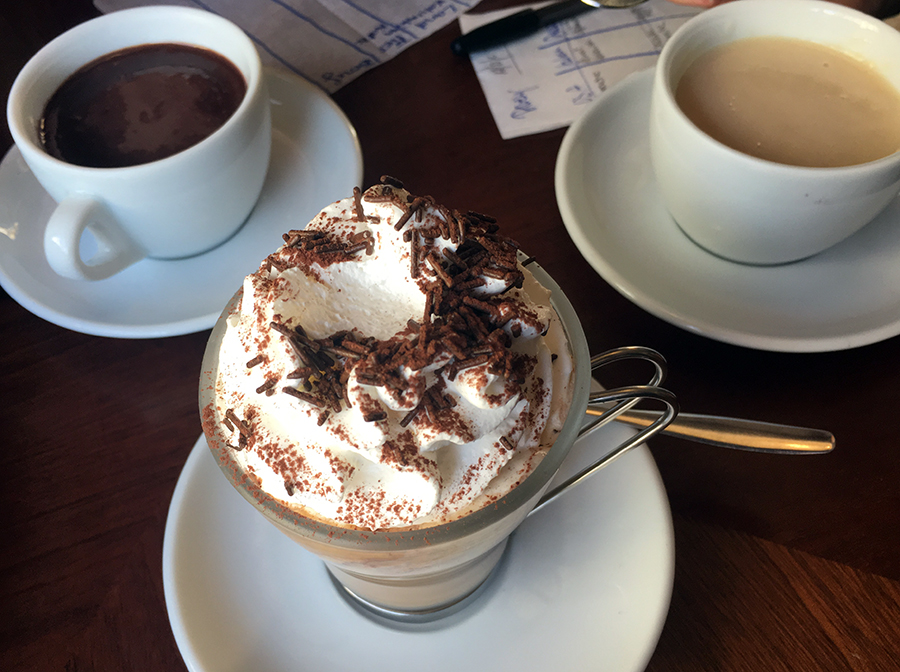 Mmmh! Heller und dunkler warmer Kakao, und ein köstlicher Kaffee. Inzwischen habe ich wohl auch gelernt, dass man Cappuccino in Italien nur zum Frühstück trinkt, aber die Barista haben damals ein Auge zugedrückt.