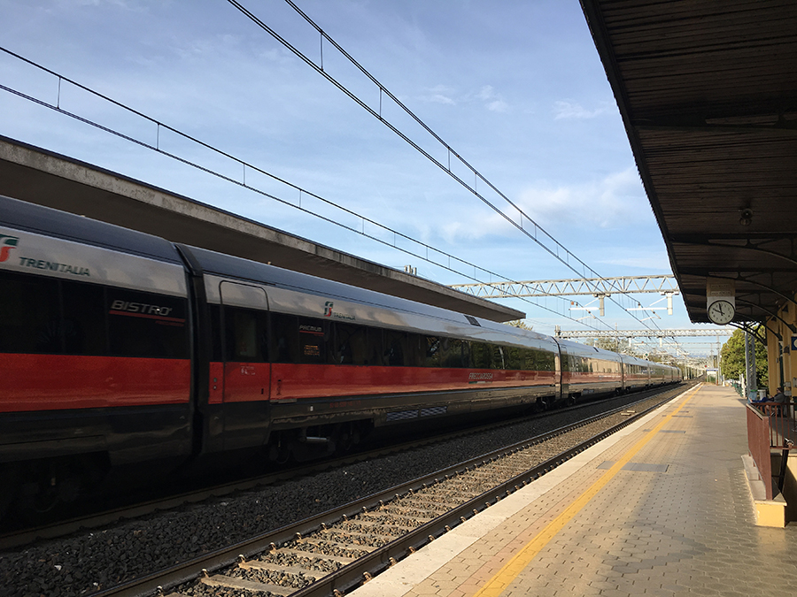 An einem Bahnhof, irgendwo in Italien, warten wir gerade mal wieder auf den nächsten Zug, der uns zu neuen Zielen bringt.