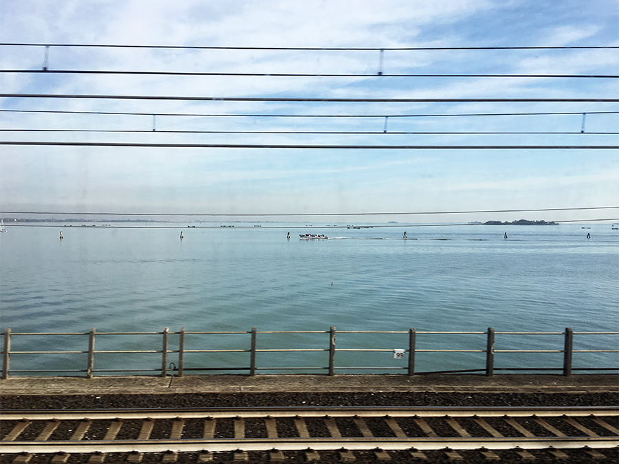 Auf dem Weg von Mestre nach Venedig über den Damm, der die Lagunenstadt mit dem Festland verbindet.