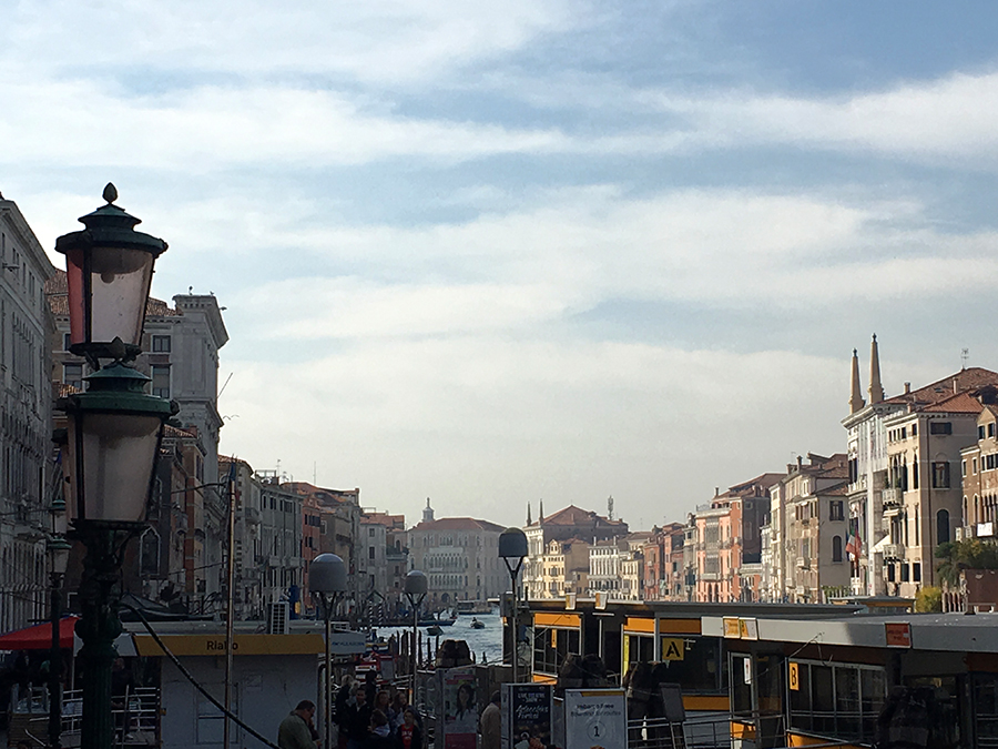 Schwimmende Haltestellen der Vaporetti hinter der Rialto-Brücke am Canale Grande.