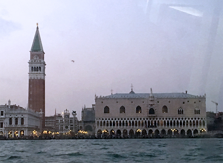 Sicht auf den Campanile, den Markusplatz und den Dogenpalast von der Lagune aus.