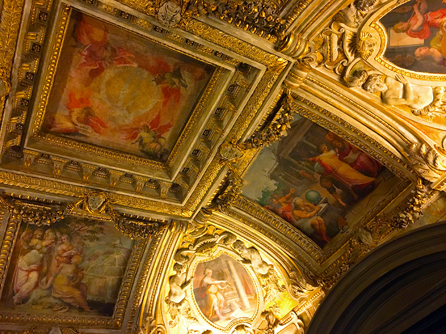 Deckengemälde im Palazzo Vecchio. Ein prunkvolles Beispiel für unzählige weitere.