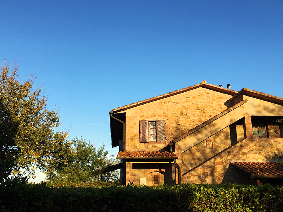 Das malerische Agriturismo von Tania und Mauro in der Toskana im Abendlicht.