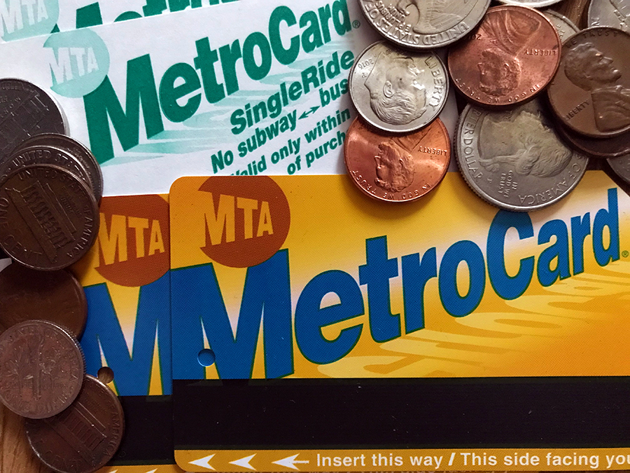 Metro Cards der MTA der Subway von New York City - und etwas US-amerikanisches Kleingeld.