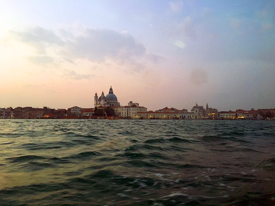 Als Abschluss ein Blick auf 'Dorsoduro', das Nachbarviertel von San Marco, von einem Vaporetto aus. Was für eine Stadt!