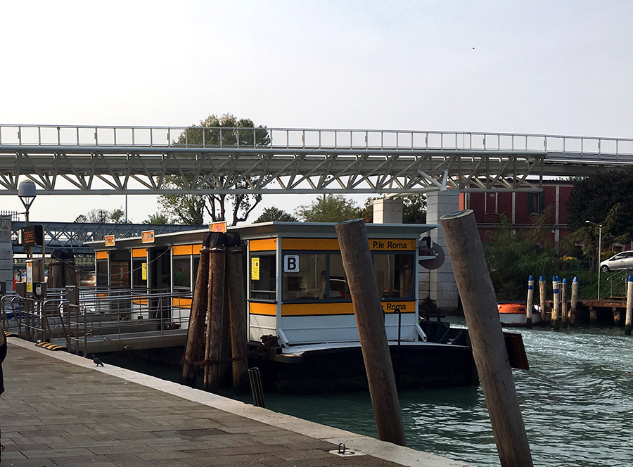 Kein einziger Mensch weit und breit, selbst hier an der 'Piazzale Roma', einer der Hauptstationen der Vaporetti im Viertel 'Santa Croce', neben dem Busbahnhof, tut sich absolut nichts - heute ist Streik!