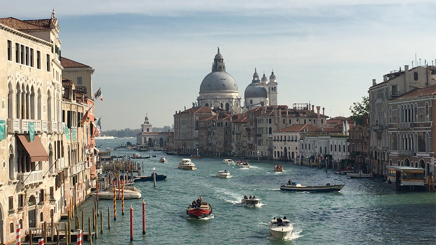 Boote, Boote, Boote - Aussicht von der 'Ponte dell'Accademia' auf das rege Treiben, im Hintergrund die 'Basilica di Santa Maria della Salute'.