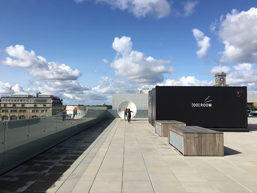 Auf dem Dach des Experimentariums in Hellerup bei Kopenhagen untersuchen wir Klangwellen mithilfe von riesigen Parabolantennen. Wir können uns flüstern hören, obwohl wir ganz weit weg voneinander stehen!