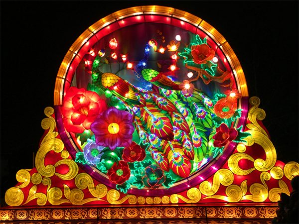 Das Eingangsschild zum China Light Festival im Kölner Zoo verheißt Großartiges!
