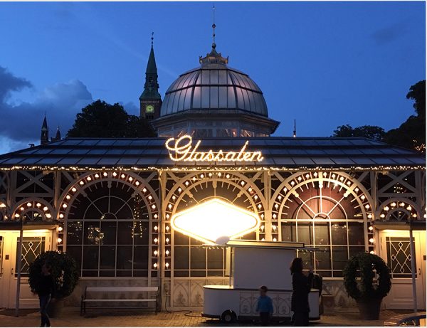 Der 'Glassalen', der Glassalon, abends im Tivoli in Kopenhagen.