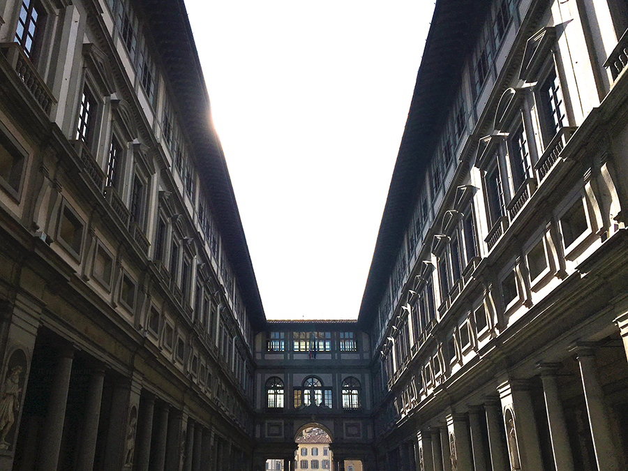 Ein Innenhof an den Uffizien, von der 'Piazza della Signoria' kommend, Richtung Arno.