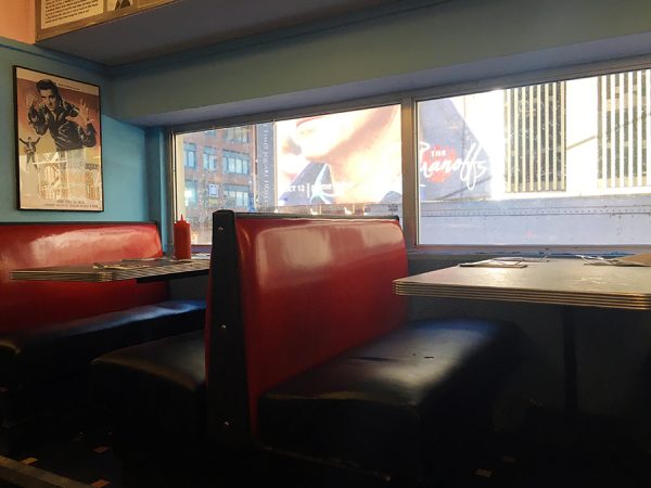 Amerikanischer wird es wohl nicht: Sitzgruppe auf der Empore im Ellen’s Stardust Diner in New York City