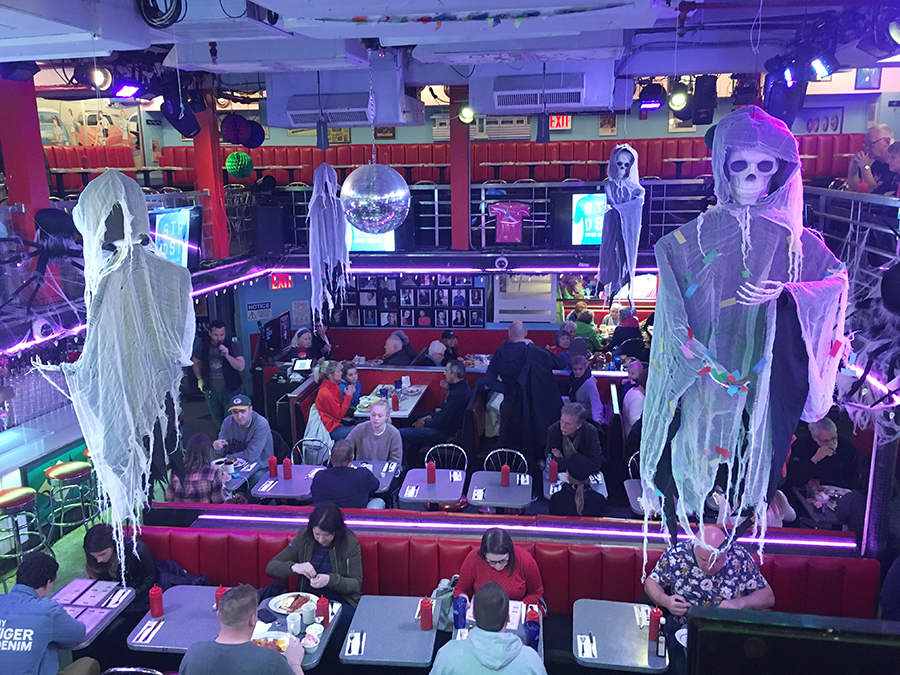 Blick von der Empore auf den unteren Teil und die 'Bühne' von Ellen's Stardust Diner. Gerade ist schaurig-gruselig für Halloween dekoriert!