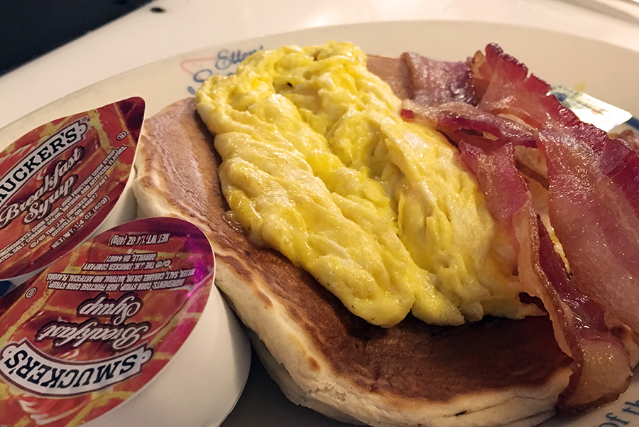 American Breakfast bei Ellen's Stardust Diner: Das ist 'Short Stack', das sind Pancakes (oder Waffeln) bedeckt mit einem Ei nach Wahl und Schinken (oder Speck oder Würstchen). Und dazu natürlich: Sirup.